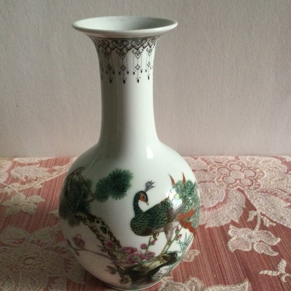 Vintage Chinese Jingdezhen porcelain vase peacock hand painted 7 5/8" tall China